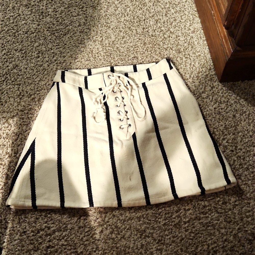 H&M skirt size 4 white and black striped
